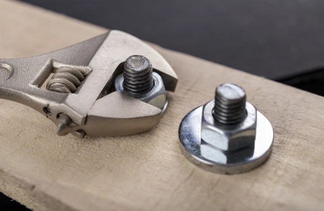 Zustand und Lösungen für verriegelte Standardteile aus Edelstahl