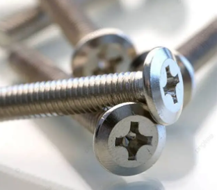 Leistungsvergleich von martensitischen und austenitischen Schrauben